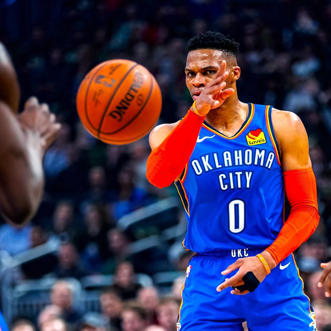 又见绝平！密尔沃基雄鹿与俄克拉荷马城雷霆鏖战至终场，高芙读秒救主的简单介绍